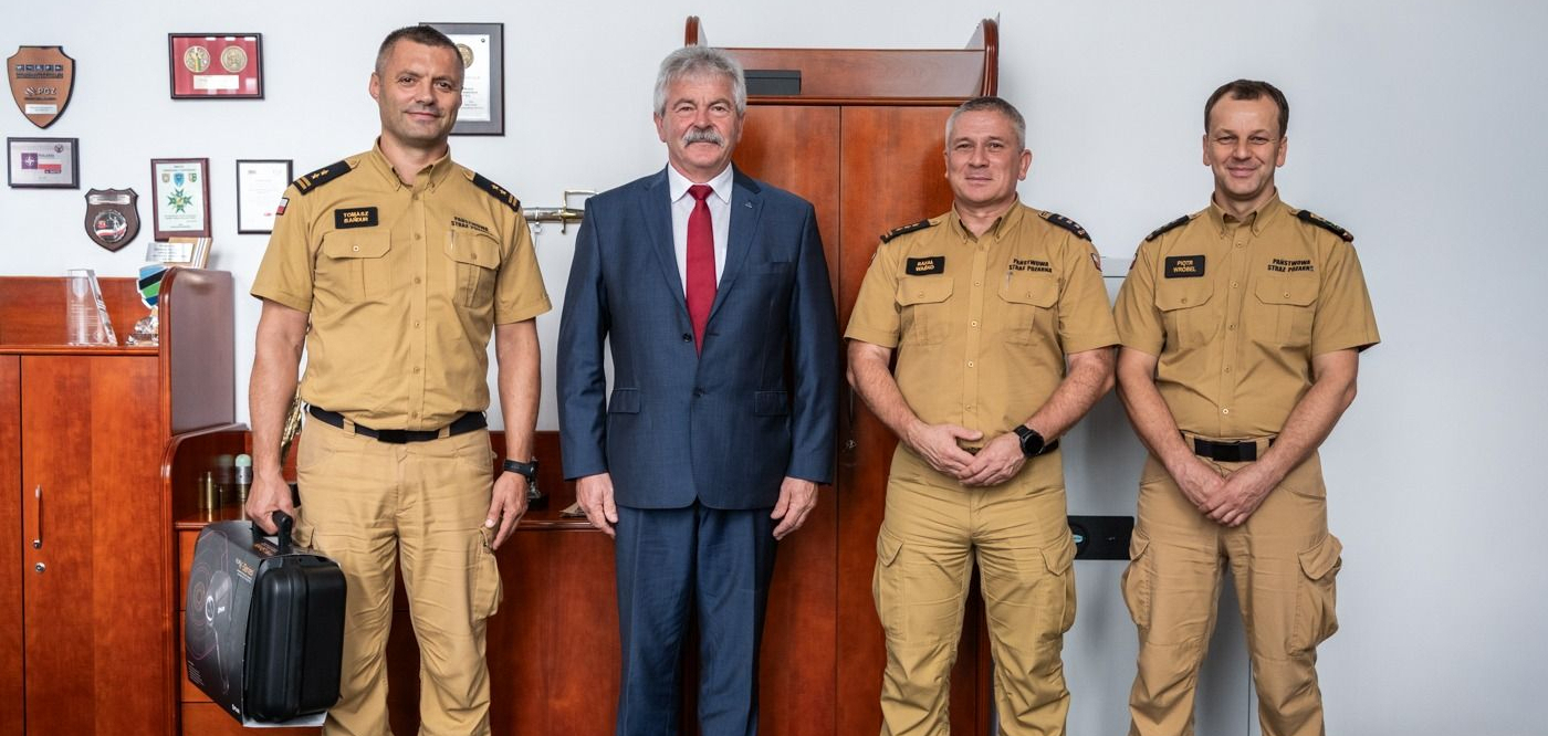 Zakłady Mechaniczne Tarnów wspierają Straż Pożarną – przekazanie kamery termowizyjnej